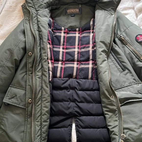 Pendleton women’s olive green puffer with detachable fur hood. Size S - Picture 6 of 6